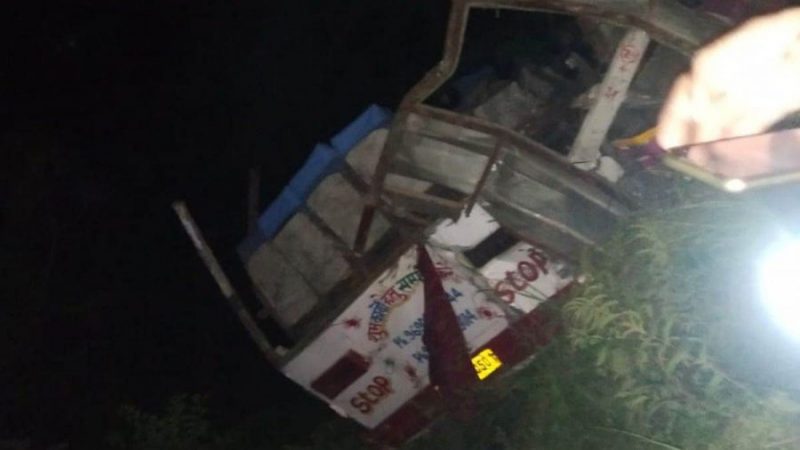 दुखद: बारातियों से भारी बस खाई में गिरी, 25 की मौत. 21 घायल