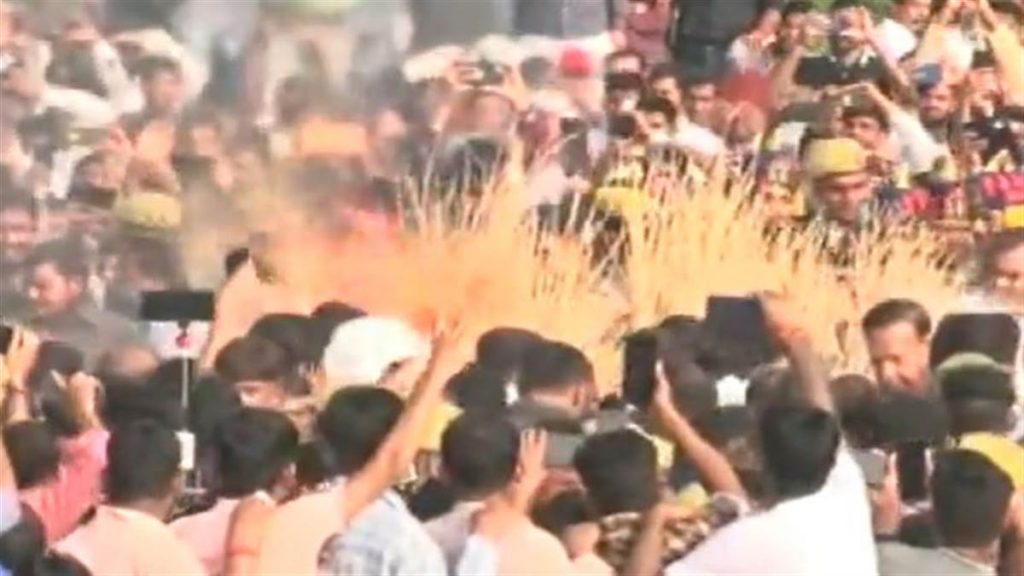 मुलायम सिंह यादव के अंतिम दर्शन को उमड़ा जन सैलाब, बेटे अखिलेश ने दी मुखाग्नि