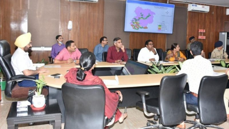 मुख्य सचिव ने जिलाधिकारियों और पुलिस अधीक्षकों के साथ की बैठक