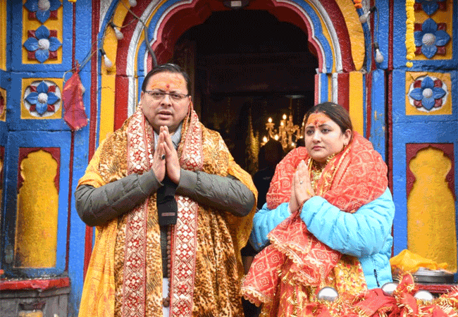 सीएम धामी ने बाबा केदार के दर्शन कर की पूजा-अर्चना, श्रद्धालुओं और संतों से की बातचीत