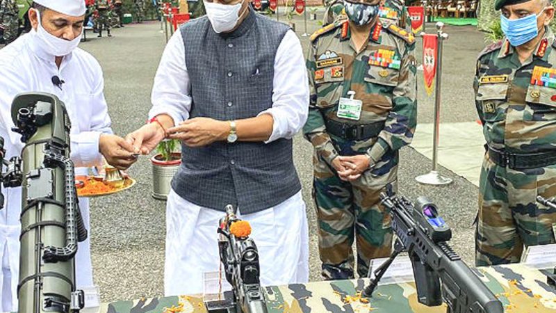 केंद्रीय रक्षामंत्री ने दशहरे के मौके पर औली पहुंचकर की विशेष शस्त्र पुजा, दुश्मनों को दी चेतावनी