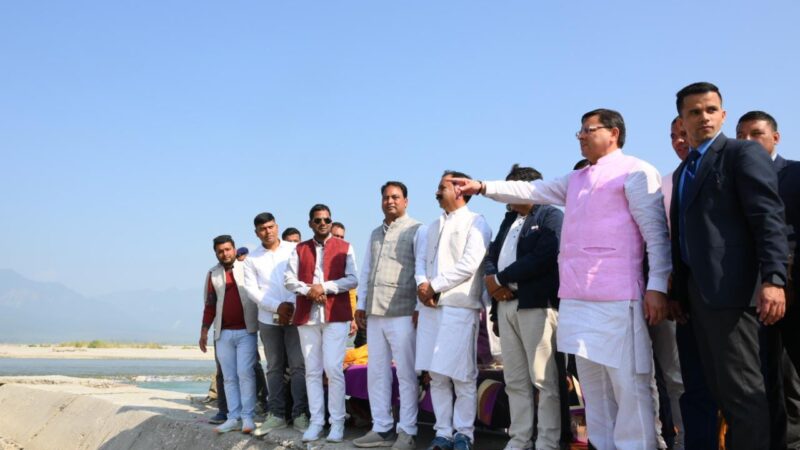 सीएम धामी ने शारदा घाट पहुंचकर बाढ़ नियंत्रण कार्यों का किया निरिक्षण