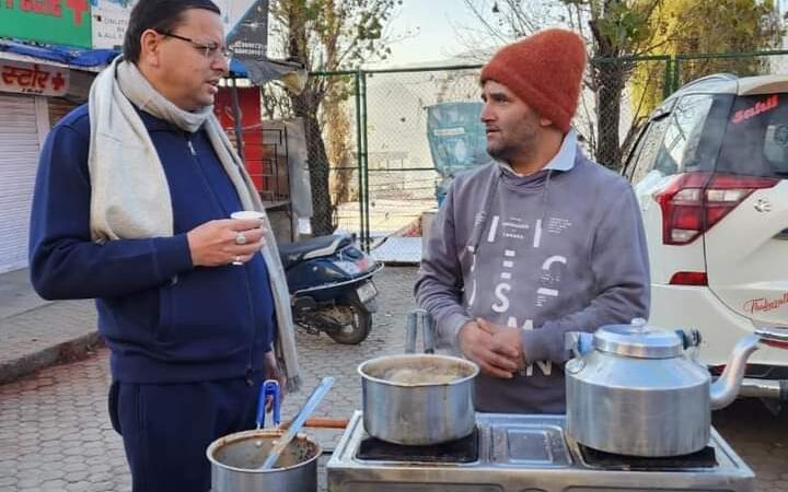 बिना क़ाफ़िले के सीएम धामी पहुंचे स्थानीय लोगों के बीच