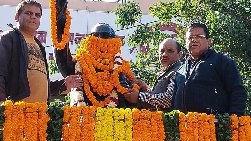 उक्रांद ने सविंधान दिवस पर डॉ.भीमराव अंबेडकर को मालाल्यार्पण कर किया याद