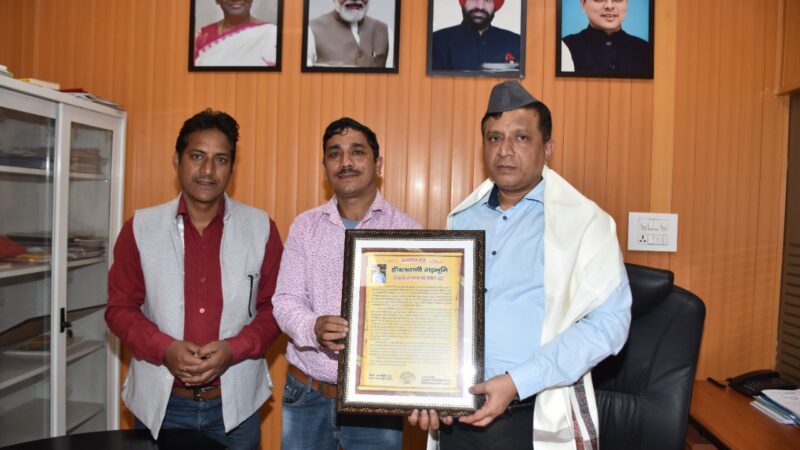 बंशीधर तिवारी ने सामुदायिक रेडियो हेवलवाणी के निदेशक को किया सम्मानित