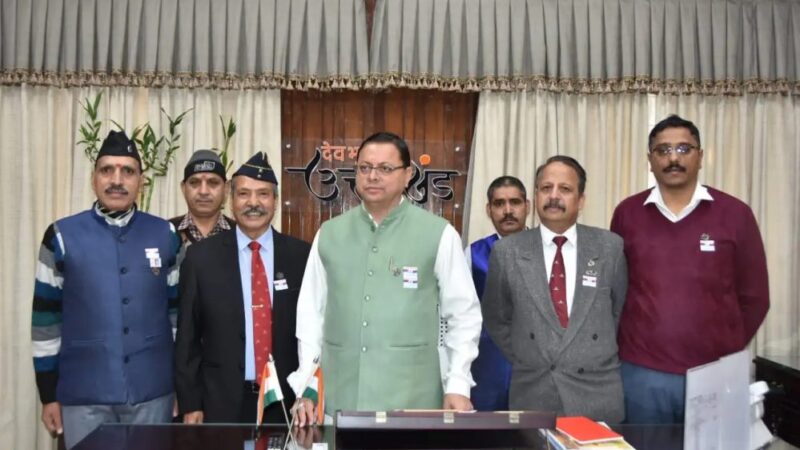 सशस्त्र सेना झंडा दिवस: सैनिक कल्याण व पुनर्वास निदेशालय के निदेशक ने सीएम धामी को लगाया फ्लैग