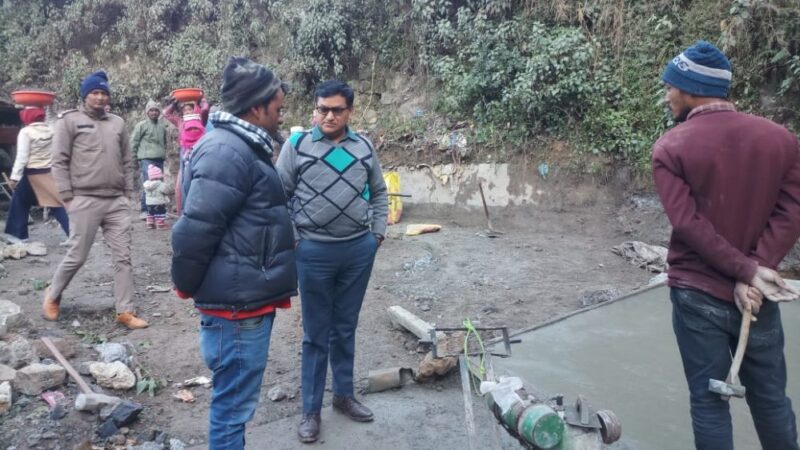 कड़ी ठण्ड से बचाव व्यवस्थाओं को लेकर उप जिलाधिकारी ने दिए अधिकारीयों को निर्देश