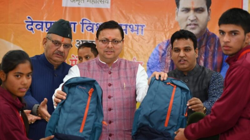 सीएम धामी ने भारत दर्शन पर जा रहे मेधावी छात्रों से की मुलाकात