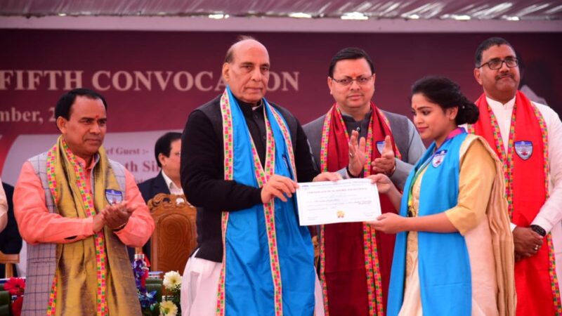 दीक्षान्त समारोह शिक्षा नहीं, संस्कारों का सन्देश देता है: राजनाथ सिंह