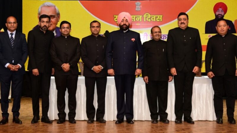 राज्यपाल ने किया उत्कृष्ट जिलाधिकारी पुरस्कार से. पांच आईएएस अधिकारीयों को सम्मानित