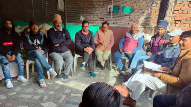 धर्मांतरण के विरोध में व्यापार मंडल ने किया धरना प्रर्शन