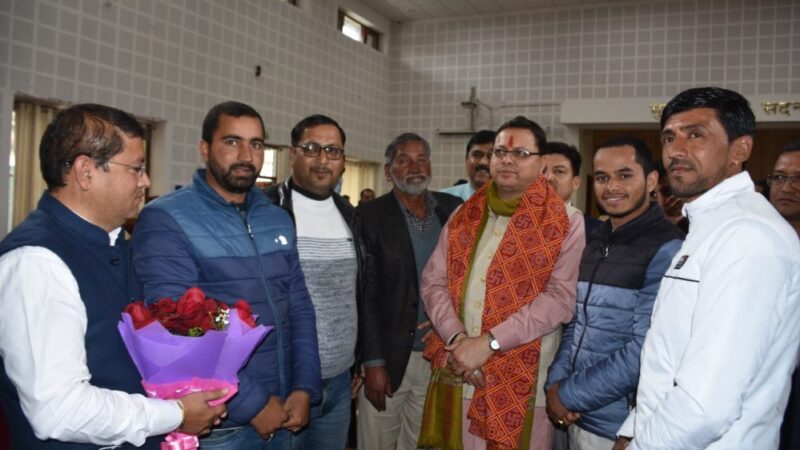सीएम धामी ने प्रदेशवासियों से की मुलाकात, नव वर्ष की दी शुभकामनाएं