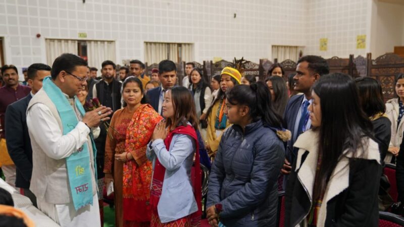 देहरादून मसूरी भ्रमण पर आये पूर्वोत्तर छात्रों के दल ने सीएम धामी से की भेंट, अनुभव किए साझा