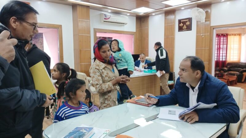 जनता दरबार में जिलाधिकारी ने सुनी जनता की समस्याएं