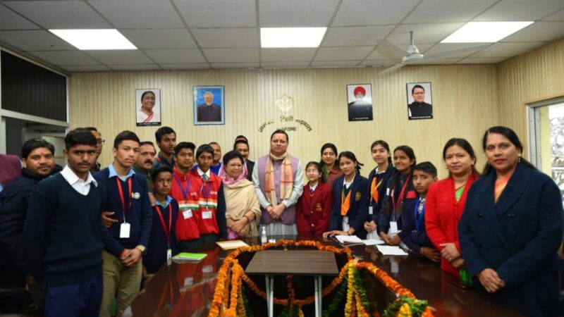 सीएम धामी ने किया स्कूली छात्र-छात्राओं बाल विधायकों संग संवाद