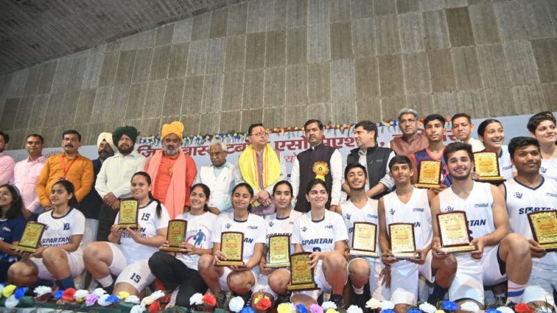 सीएम ने अखिल भारतीय बास्केटबॉल इनविटेशन टूर्नामेंट के विजेताओं को दिया पुरुस्कार