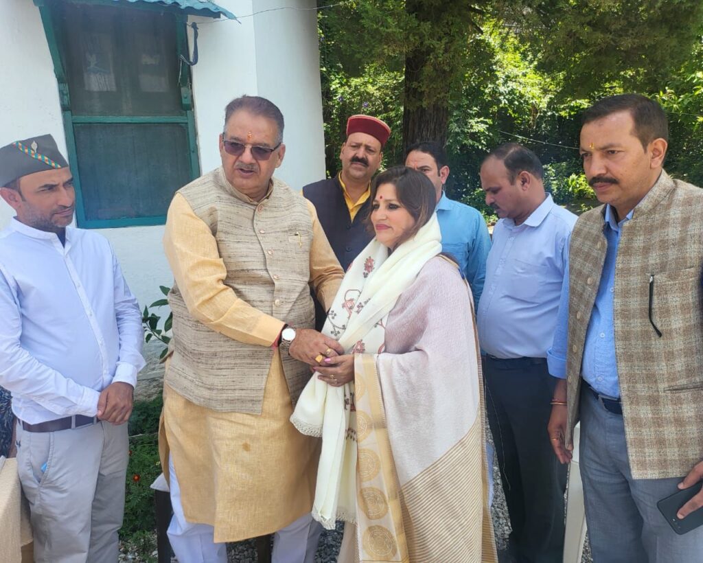 महा जनसंपर्क अभियान के तहत विशिष्ट लोगों से मुलाकात करते कैबिनेट मंत्री गणेश जोशी, विकास तीर्थ में आयोजित टिफिन बैठक में भी हुए सम्मिलित
