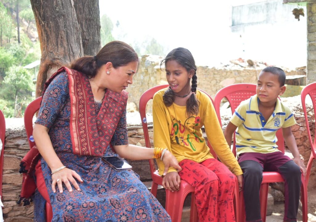आंगनबाड़ी सहायिका के निधन उपरांत महिला एवम बाल विकास मंत्री रेखा आर्या ने परिजनों को दी करीब 5 लाख 42 हजार की सहायता राशि,आंगनबाड़ी बहने हैं हमारा परिवार, हर परिस्थिति में विभाग है साथ मे खड़ा-रेखा आर्या।
