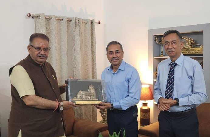 सैनिक कल्याण मंत्री गणेश जोशी से मुलाकात करते मध्य कमान के आर्मी कमाण्डर ले0 जनरल एनएस राजा सुब्रमणि।