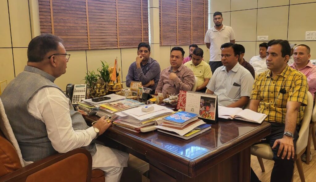 मसूरी विधानसभा क्षेत्र से सम्बन्धित विद्युत एवं पेयजल विभाग के अधिकारियों के साथ बैठक करते कैबिनेट मंत्री गणेश जोशी।