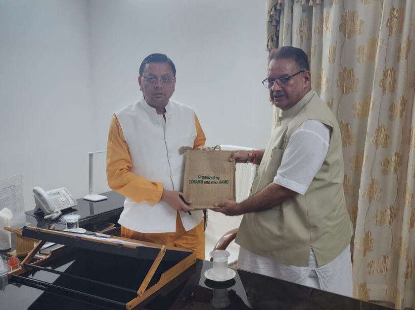 गोवा से लोटे मंत्री गणेश जोशी ने सीएम पुष्कर सिंह धामी जी की भेंट।