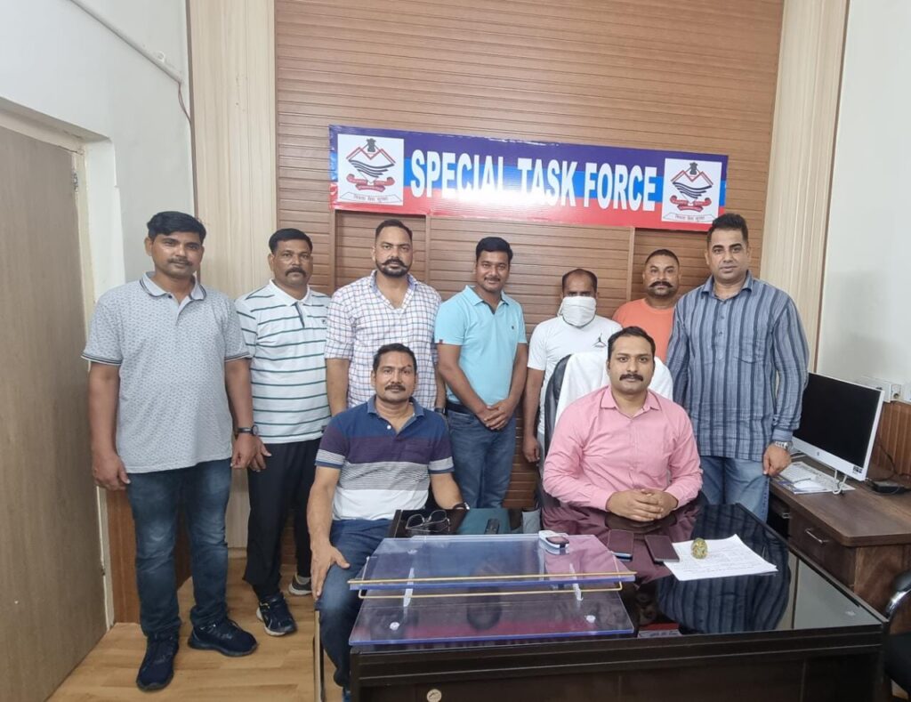 पुलिस कर्मियोें पर गाड़ी चढ़ाकर कुचलने का प्रयास करने वाला कुख्यात गौे-तस्कर अब आया एसटीएफ की गिरफ्त में।