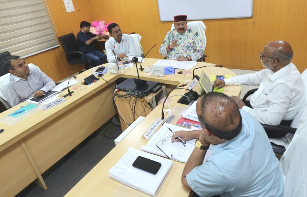 लोनिवि मंत्री ने मानसून के दौरान समस्त विभागीय फील्ड अधिकारियों को दूरभाष पर उपलब्ध रहने के दिये निर्देश,भूस्खलन से अवरुद्ध 179 सड़कों में से 52 सड़कों को खोल दिया गया हैः महाराज,सड़कों को खोलने के लिए 468 जेसीबी, पोकलेन, चेन डोजर, व्हीललोडर, व्हील डोजर तैनात।