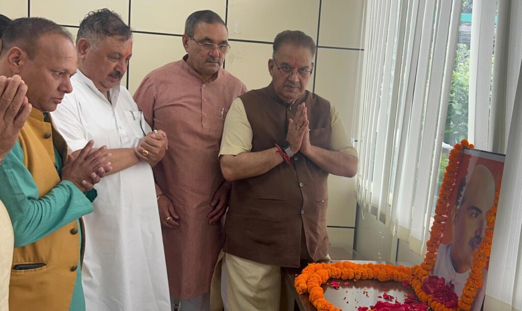 डॉ. श्यामा प्रसाद मुखर्जी जी की जयंती पर उन्हें श्रृद्धासुमन अर्पित करते मंत्री गणेश जोशी,मंत्री बोले-जम्मू कश्मीर से धारा 370 हटाने के बाद अब जल्द पीओके भी हमारा होगा।
