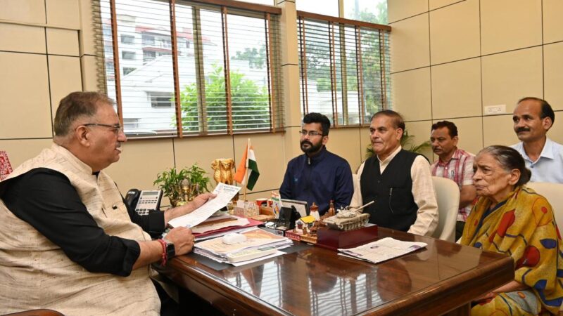 मंत्री गणेश जोशी ने कैंप कार्यालय में सुनी आम लोगो की समस्या, कई समस्याओ का किया समाधान।