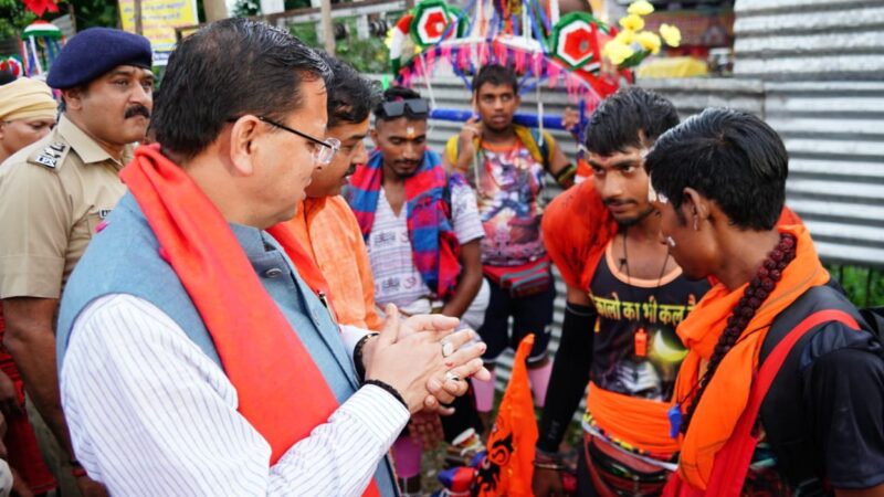 मुख्यमंत्री पुष्कर सिंह धामी ने हरिद्वार में कावड़ पट्टी का किया औचक निरीक्षण,मुख्यमंत्री धामी ने कावड़ियों पर की पुष्प वर्षा,अस्थाई चिकित्सा शिविर का किया निरीक्षण,दूसरे राज्यों से हरिद्वार आए कावड़ियों से लिया फीडबैक।