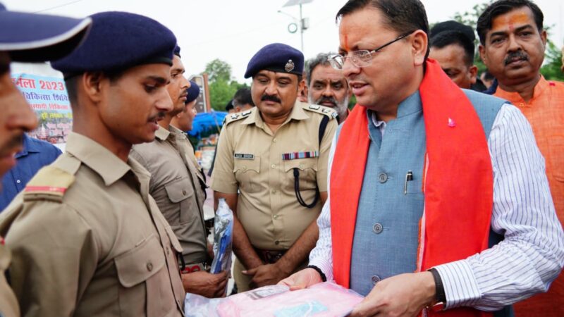 मुख्यमंत्री पुष्कर सिंह धामी ने शनिवार को हरिद्वार स्थित डामकोठी में हरिद्वार पुलिस द्वारा आयोजित भजन संध्या कार्यक्रम में प्रतिभाग किया।