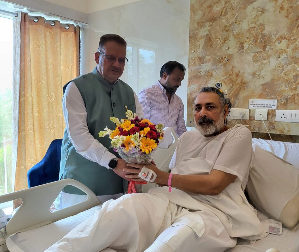 दिल्ली में केंद्रीय मंत्री गिरिराज सिंह का ग्राम्य विकास मंत्री गणेश जोशी ने जाना हाल, शीघ्र स्वास्थ्य लाभ की कामना।