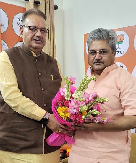 बीजेपी उत्तराखण्ड प्रभारी दुष्यंत कुमार गौतम से मिले कैबिनेट मंत्री गणेश जोशी।