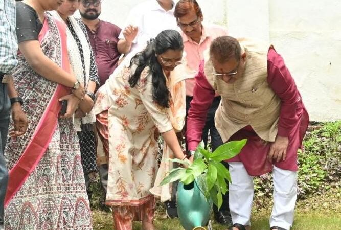 हरेला पर्व पर वृक्षारोपण करते कृषि मंत्री गणेश जोशी,मंत्री ने फलदार पौधों का रोपण कर वृक्षों के संवर्धन का किया आह्वान, बोले- एक वृक्ष लगाना दस पुत्रों के समान।