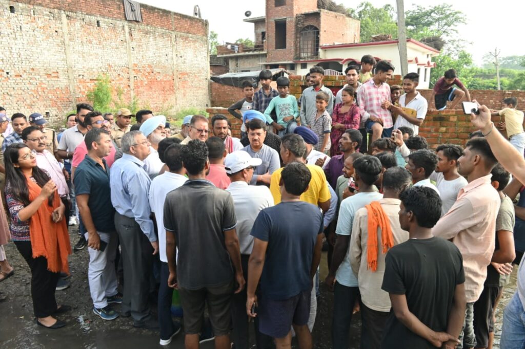 मुख्यमंत्री पुष्कर सिंह से प्राप्त निर्देशों के क्रम में जनपद प्रभारी एवम ग्राम्य विकास मंत्री गणेश जोशी ने काशीपुर पहुंचकर आपदा प्रभावित क्षेत्र का दौरा किया और जनता की समस्याएं सुनी।
