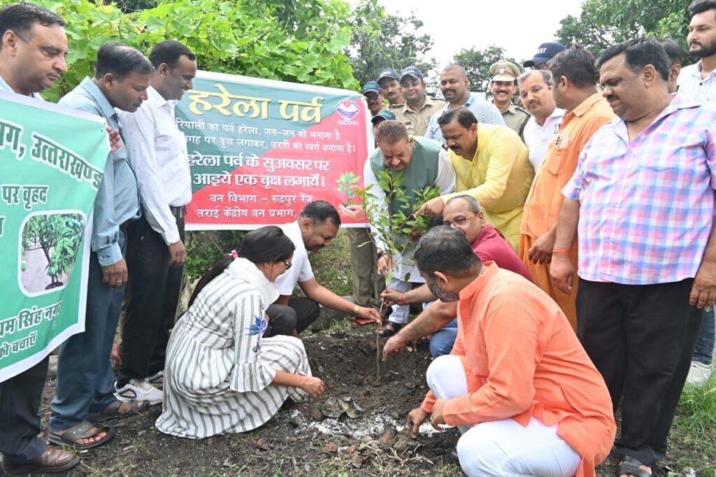 कृषि मंत्री गणेश जोशी ने हरेला पर्व पर पंतनगर विश्वविद्यालय परिसर में लगाया फलदार वृक्ष,हरित क्रांति की भूमि पर मंत्री गणेश जोशी ने हरेला पर्व पर पौधा रोपण कर प्रकृति के संवर्धन का दिया संदेश।