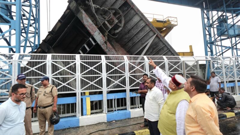 भीमगौड़ा बैराज का गेट टूटने से किसी प्रकार का कोई खतरा नहीं: महाराज,मंत्री बोले भारी वर्षा के कारण बंद 274 में से 37 मार्ग खोल दिए गए हैं जबकि शेष 237 मार्गों को कल तक खोल दिया जायेगा,मार्ग खोलने हेतु 213 जे0सी0बी0 मशीनें लगी हैं काम पर।