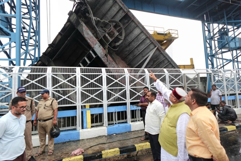 भीमगौड़ा बैराज का गेट टूटने से किसी प्रकार का कोई खतरा नहीं: महाराज,मंत्री बोले भारी वर्षा के कारण बंद 274 में से 37 मार्ग खोल दिए गए हैं जबकि शेष 237 मार्गों को कल तक खोल दिया जायेगा,मार्ग खोलने हेतु 213 जे0सी0बी0 मशीनें लगी हैं काम पर।