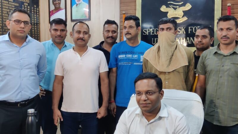 वरिष्ठ पुलिस अधीक्षक एसटीएफ की मैनुअल पुलिसिंग का अचूक प्रहार-फिर घेरा एक लाख का ईनामी बदमाश एसटीएफ ने 40 वाँ कुख्यात ईनामी को ग्राम कुंजा विकासनगर से किया गिरफ्तार,हरिद्वार चीता पुलिस के दो जवानों को गोली मार कर भागने वाले इस कुख्यात की गिरफ्तारी पर एक लाख रूपये का इनाम था, घोषित,थाना लक्सर हरिद्वार क्षेत्र अंतर्गत एक सुनार को लूटने के दौरान चीता पुलिस से हुयी मुठभेड़ में पकड़े गये इनामी अपराधी ने किये थे कई राउण्ड फायर, जिसमें चीता पुलिस के दो जवान हो गये थे घायल।
