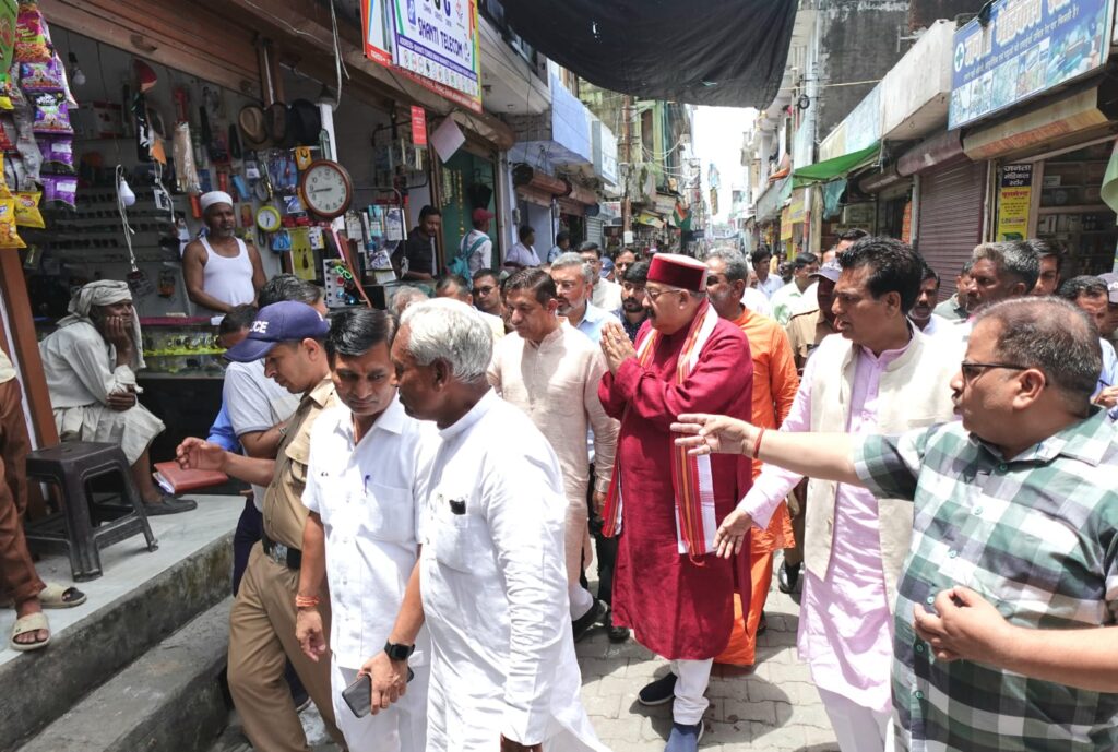 महाराज का मुख्यमंत्री से आग्रह, पानी में डूबे क्षेत्रों को आपदाग्रस्त क्षेत्र घोषित किया जाए,कहा, दो माह के पानी के बिल माफी व बैंक ऋण वसूली पर भी फिलहाल लगे रोक,प्रभारी मंत्री बोले आपदा की इस घड़ी में धामी सरकार आपके साथ खड़ी है।