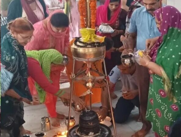 सावन के चौथे सोमवार को शिव मंदिरों में उमड़ी श्रद्धालुओं की भीड़