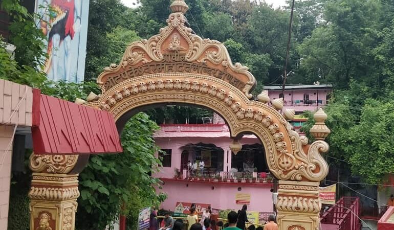 नाग पंचमी पर टपकेश्वर मंदिर पहंचे बड़ी संख्या में श्रद्धालु