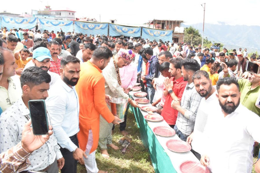 सतपाल महाराज ने किया दसऊ मंदिर में भण्डारे का आयोजन