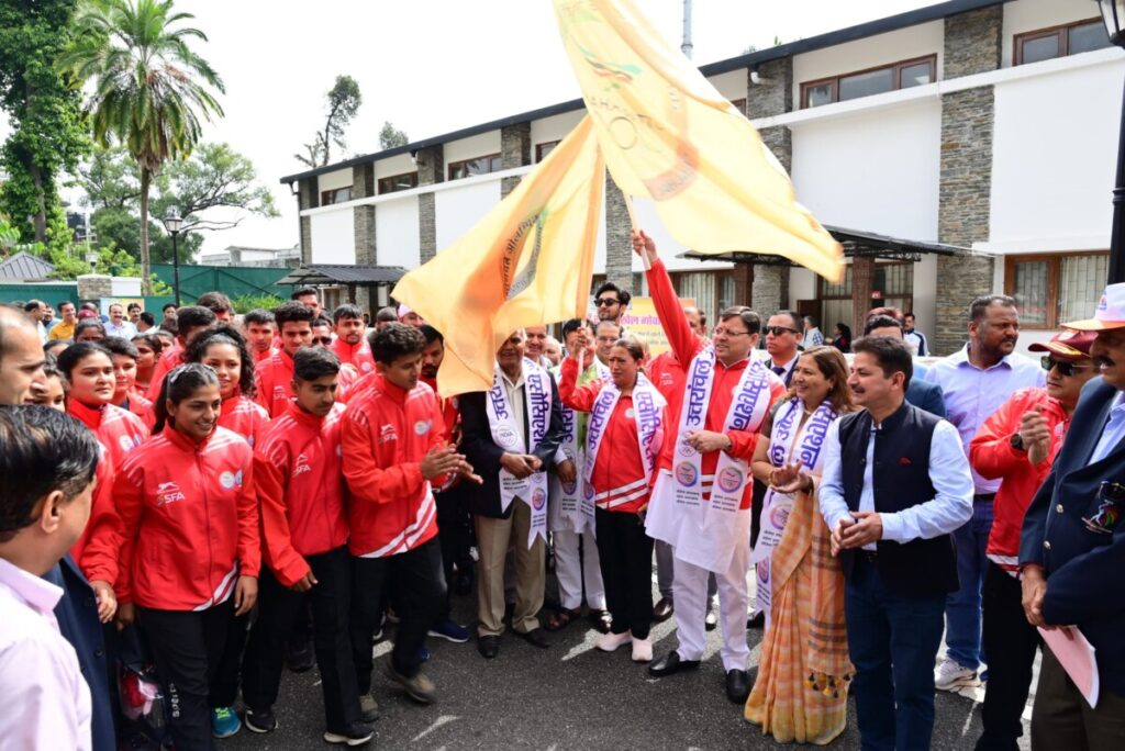 मुख्यमंत्री ने 37वें राष्ट्रीय खेल के लिए फ्लैग ऑफ कर किया खिलाड़ियों को रवाना