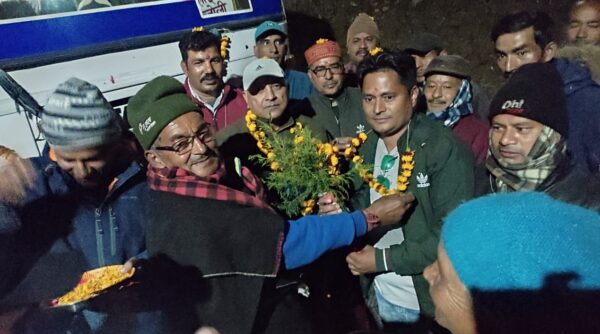 चमोली : वाहन के लाटूधाम वाण गांव पहुंचने पर बस चालक व परिचालक का ग्रामीणों ने किया स्वागत
