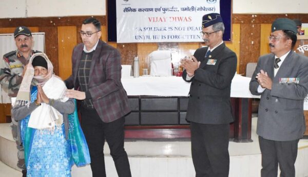 विजय दिवस पर अमर शहीदों को दी गई श्रद्धांजलि, वीरांगनाओं को किया सम्मानित