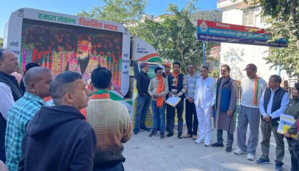 टिहरी : विकसित भारत संकल्प यात्रा के कार्यक्रम में विभिन्न योजनाओं के लाभार्थियों को सम्मान पत्र किये वितरित