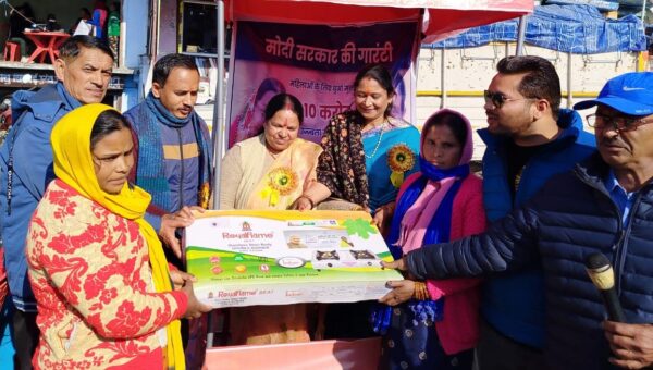 चमोली : विकसित भारत संकल्प यात्रा कार्यक्रम के तहत लोगों को दी सरकार की कल्याणकारी योजनाओं की जानकारी