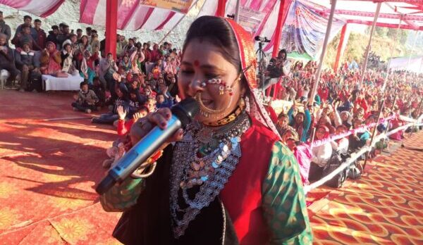 लोक गायिका हेमा करासी के जागरो पर थिरके बंड मेले में आये लोग, लोकगायक अमित सागर नें भी दी अपनी गीतों की प्रस्तुति