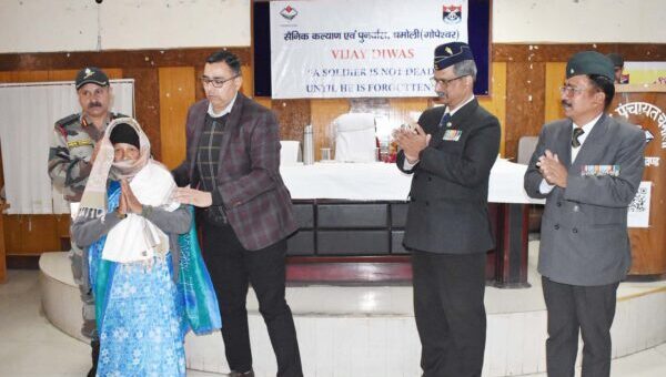 चमोली में धूमधाम से मनाया गया विजय, अमर शहीदों को दी गई श्रद्धांजलि, वीरांगनाओं को किया सम्मानित